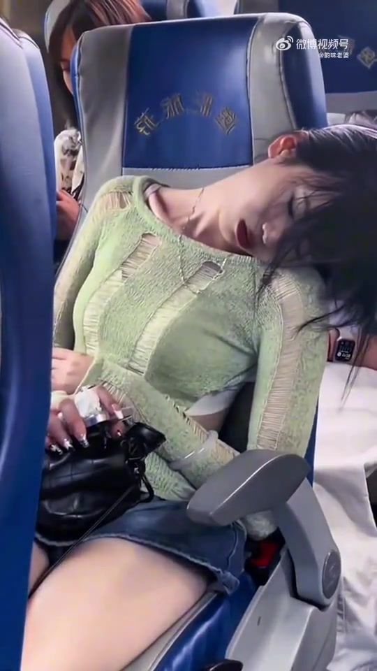等她睡醒脖子说不定扭不回来了