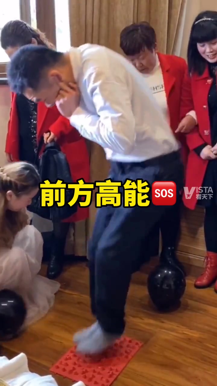 伴娘指压板整蛊伴郎 旁边大妈的表情就是伴郎的感觉