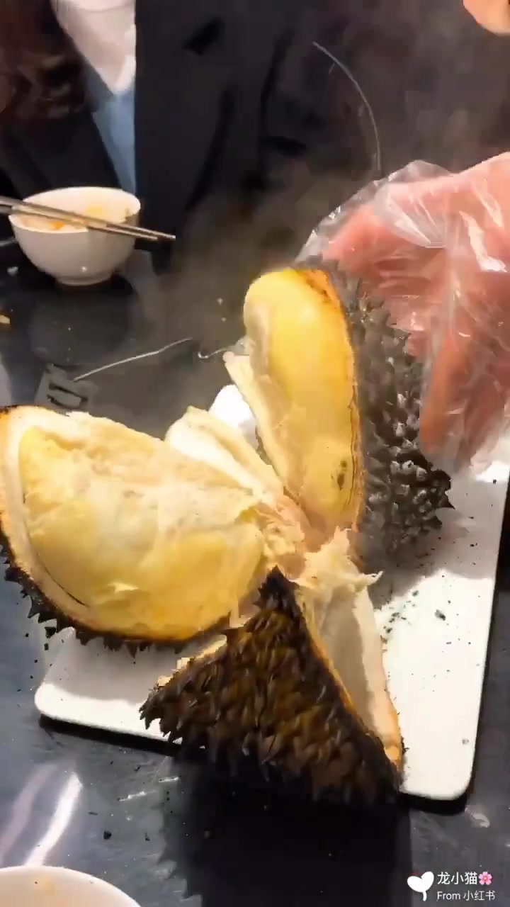 新鲜的烤榴莲！打开的时候已经能想象到它的香味了