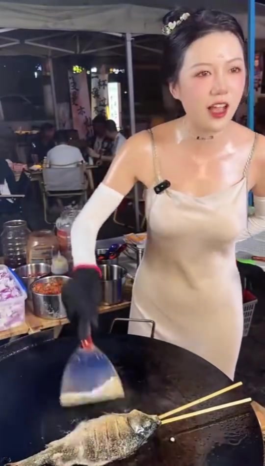 老妹烤鱼出那么多汗啊
