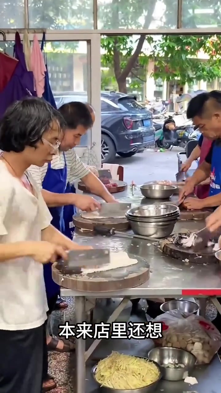 切菜仙人！能不能把这位阿姨借我用用