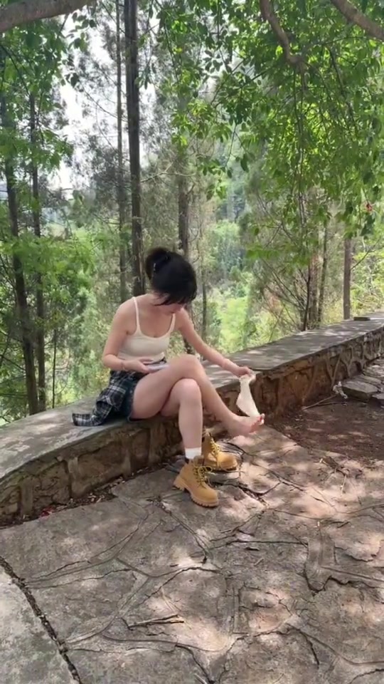 隔着屏幕都能闻到汗脚的味道！！