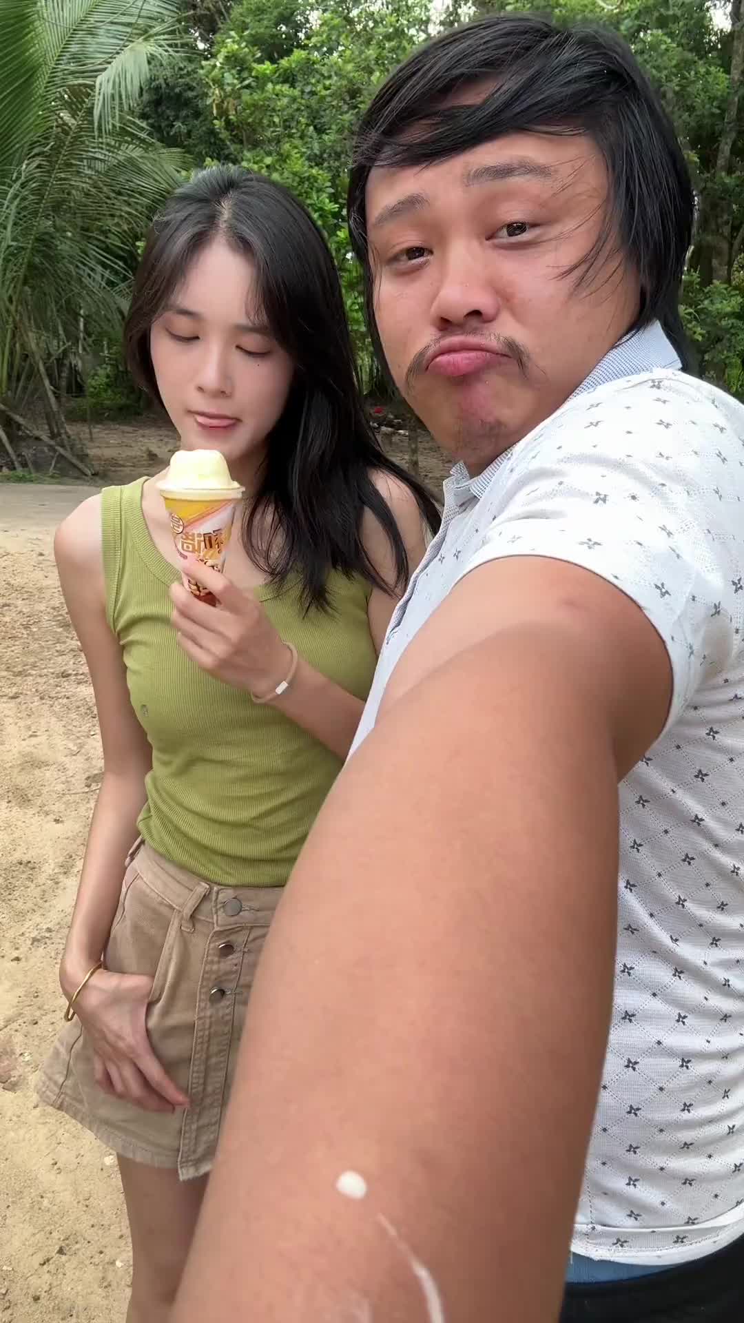 我丑点怎么了？我老婆好看啊！