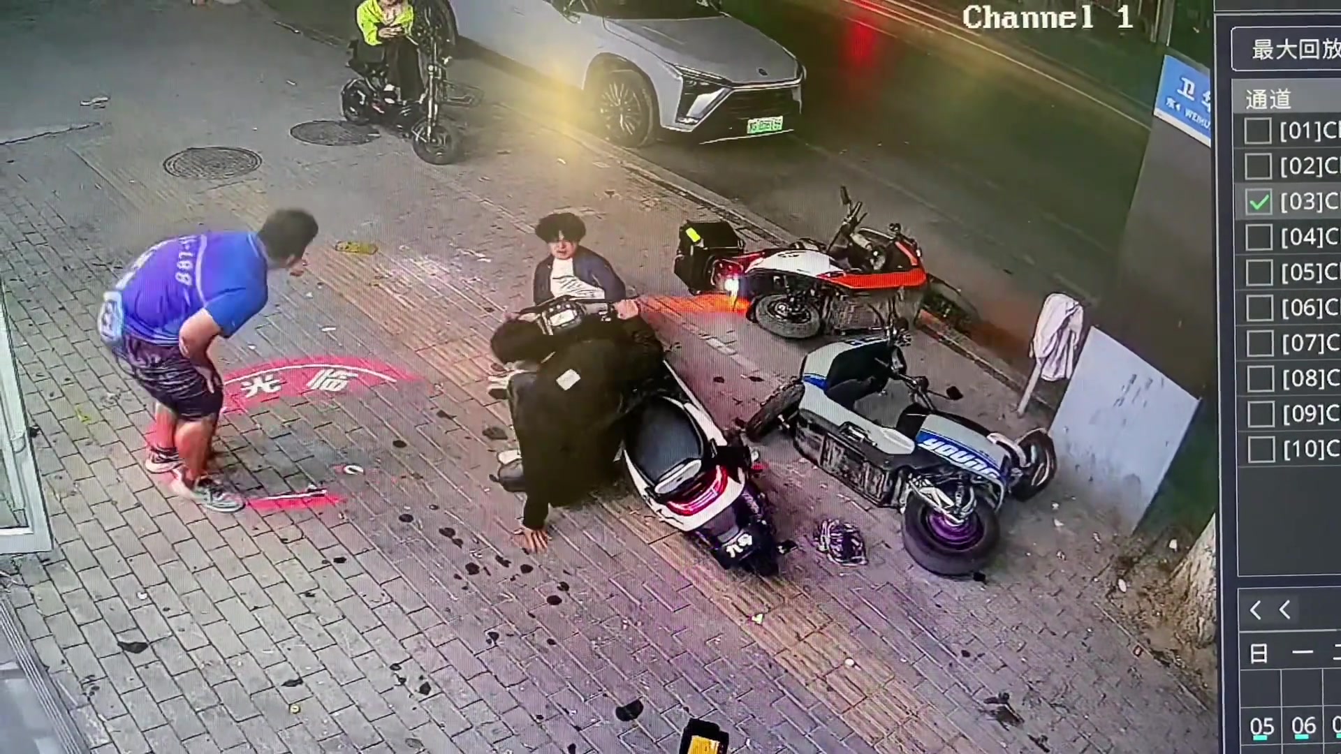 看着对面的人撞过来也不躲啊！？