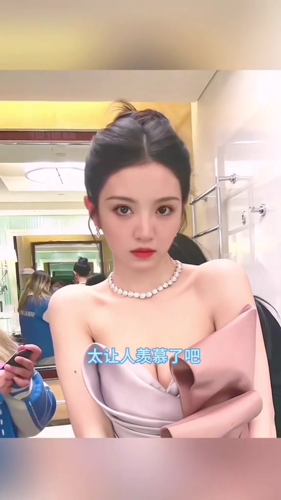 这样的身材好炸裂啊！她是怎么做到又瘦又有料的啊？