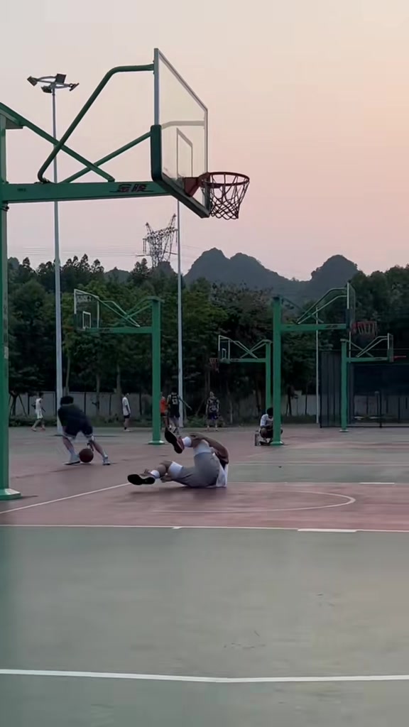 每一个打球的人看到这崴脚的一幕都会吓一跳