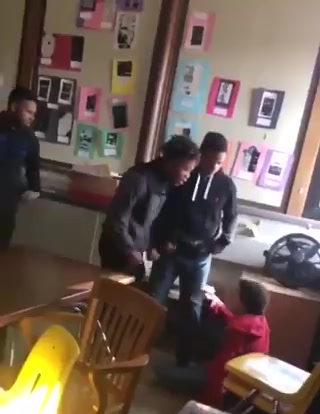 两学生打架误伤老师，小黑看不惯用铁拳“调停”争斗