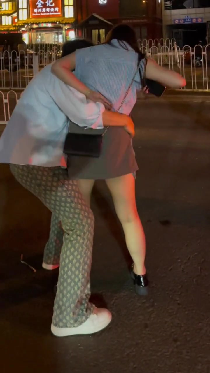 严重怀疑小伙抱不动这位姐姐呀