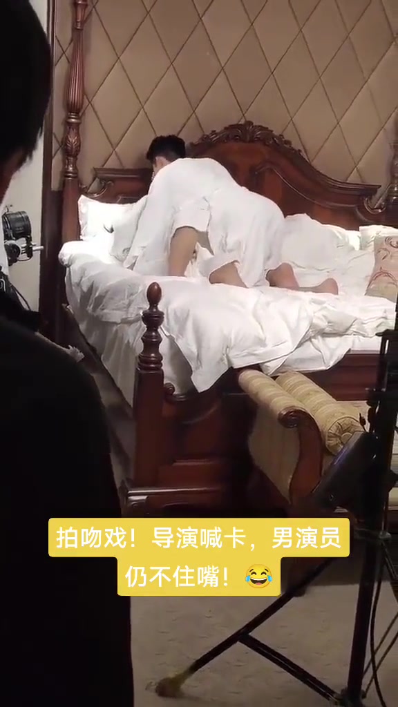 吻戏现场，导演喊停了男演员还未住口