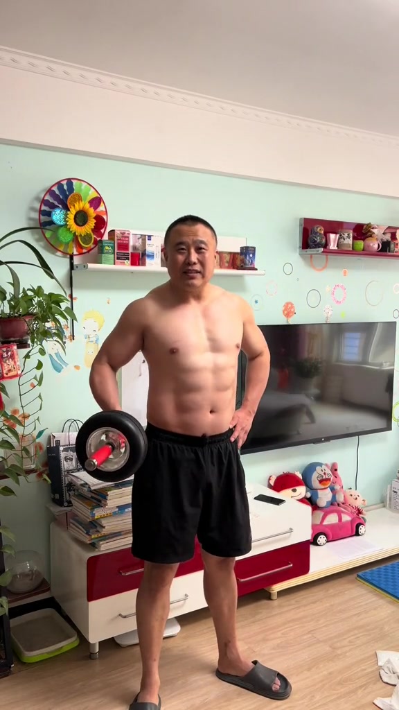 这腹肌有点不对，又说不上哪里不对