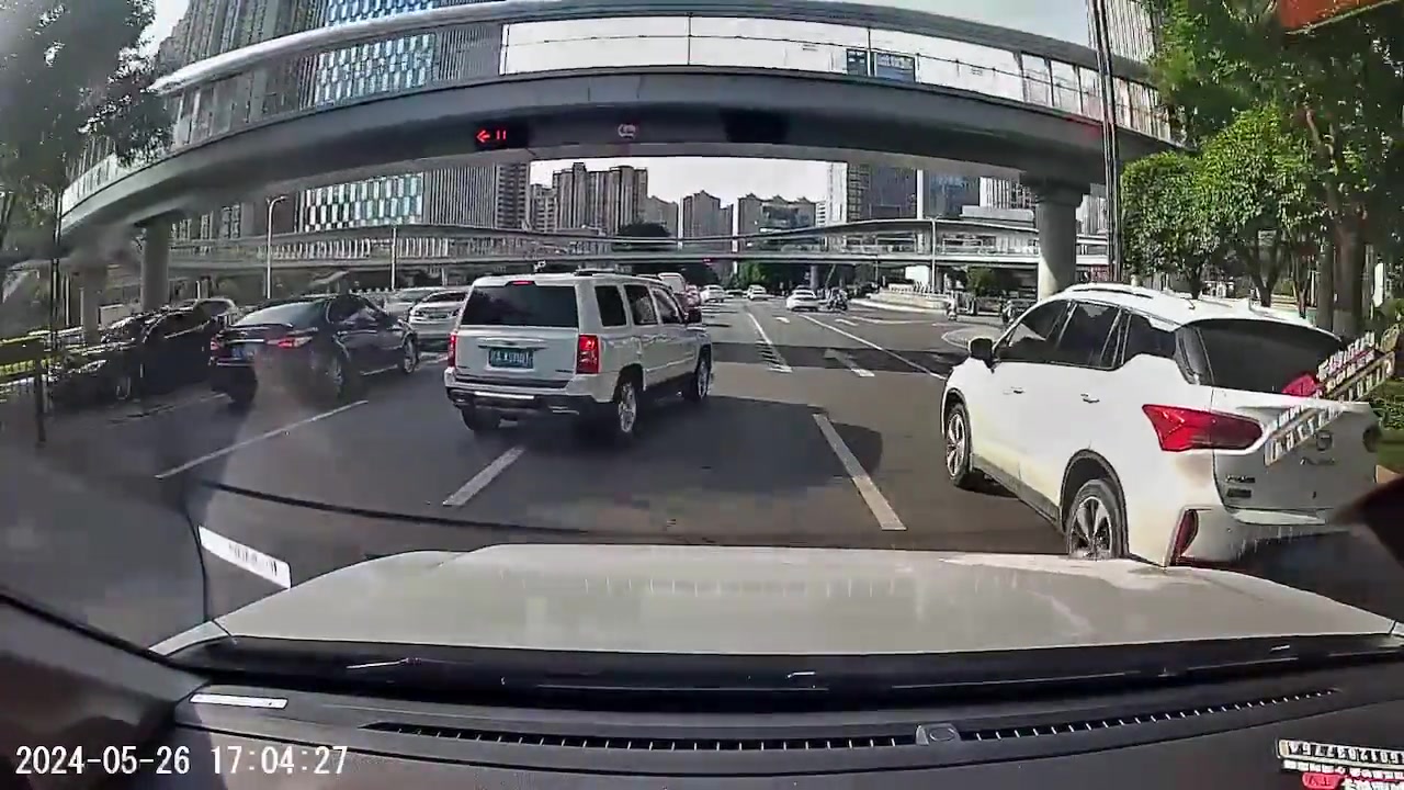 这样都能撞上去，是刹不住车吗？