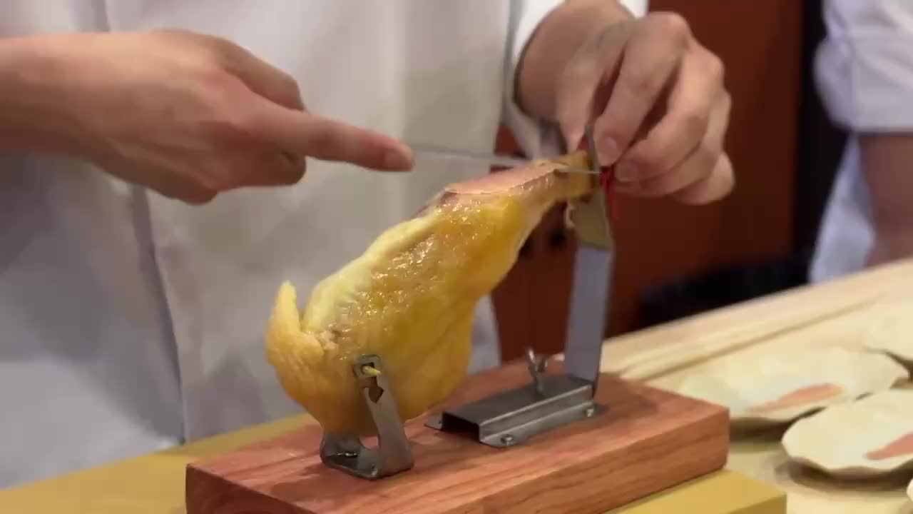 怎么让食物显得好吃又昂贵？一个鸡腿分十个人吃！