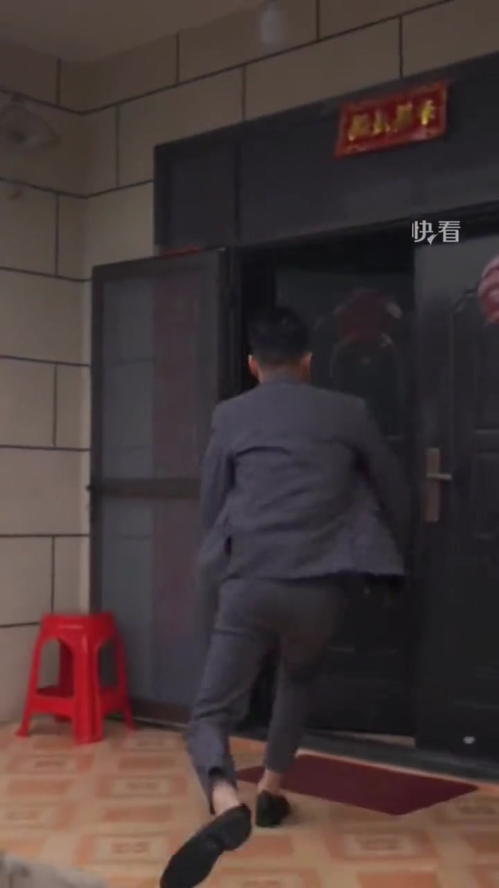丈母娘为接亲女婿推门 娶到爱的人像是打了胜仗的战士