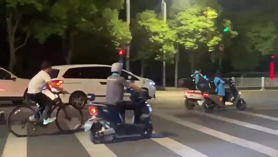 原来车真的会叫啊，叫的真惨