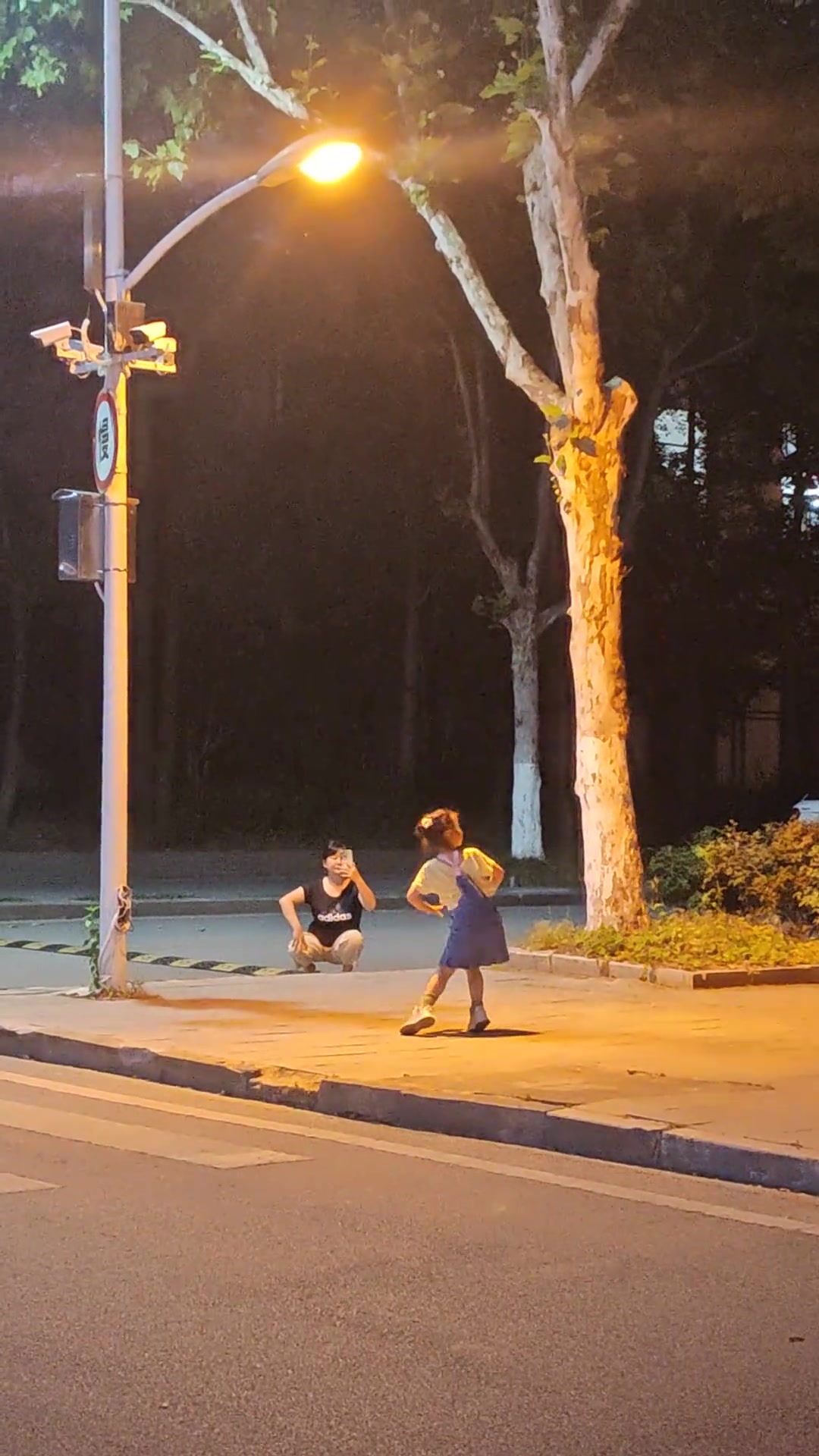 小姑娘肯定是家里的小公主呀