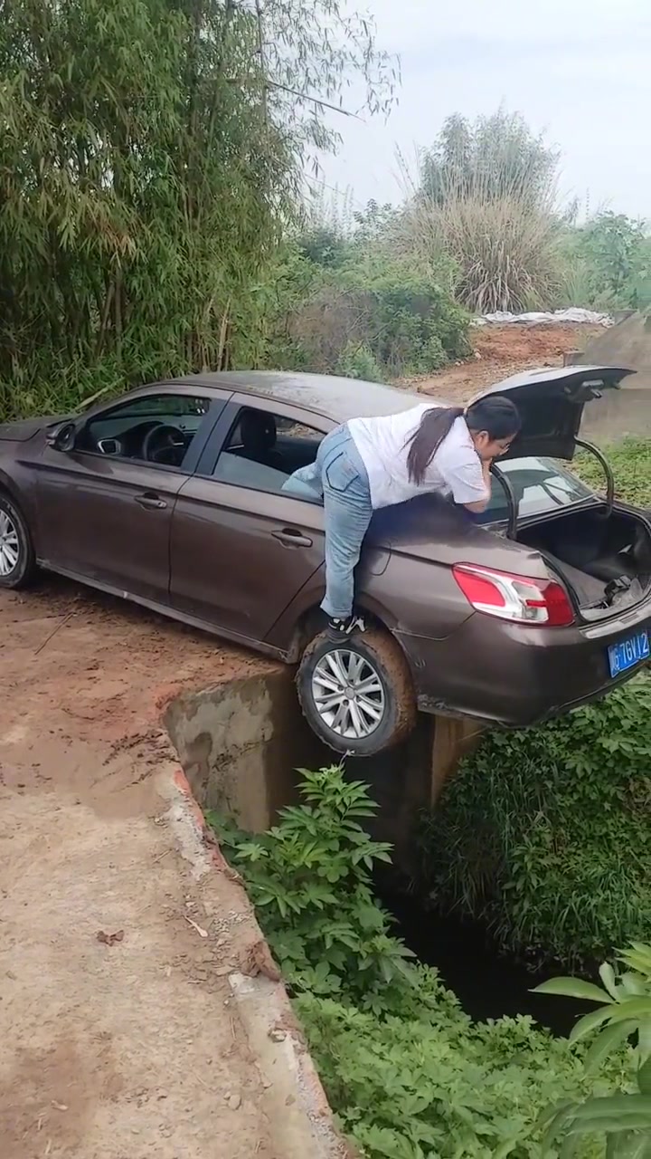 这姑娘胆子真大，什么东西非拿不可吗？