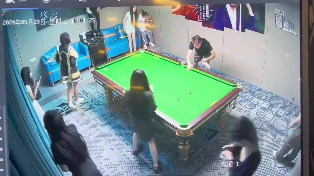 裙子都给扒掉了！说实话我也想参加