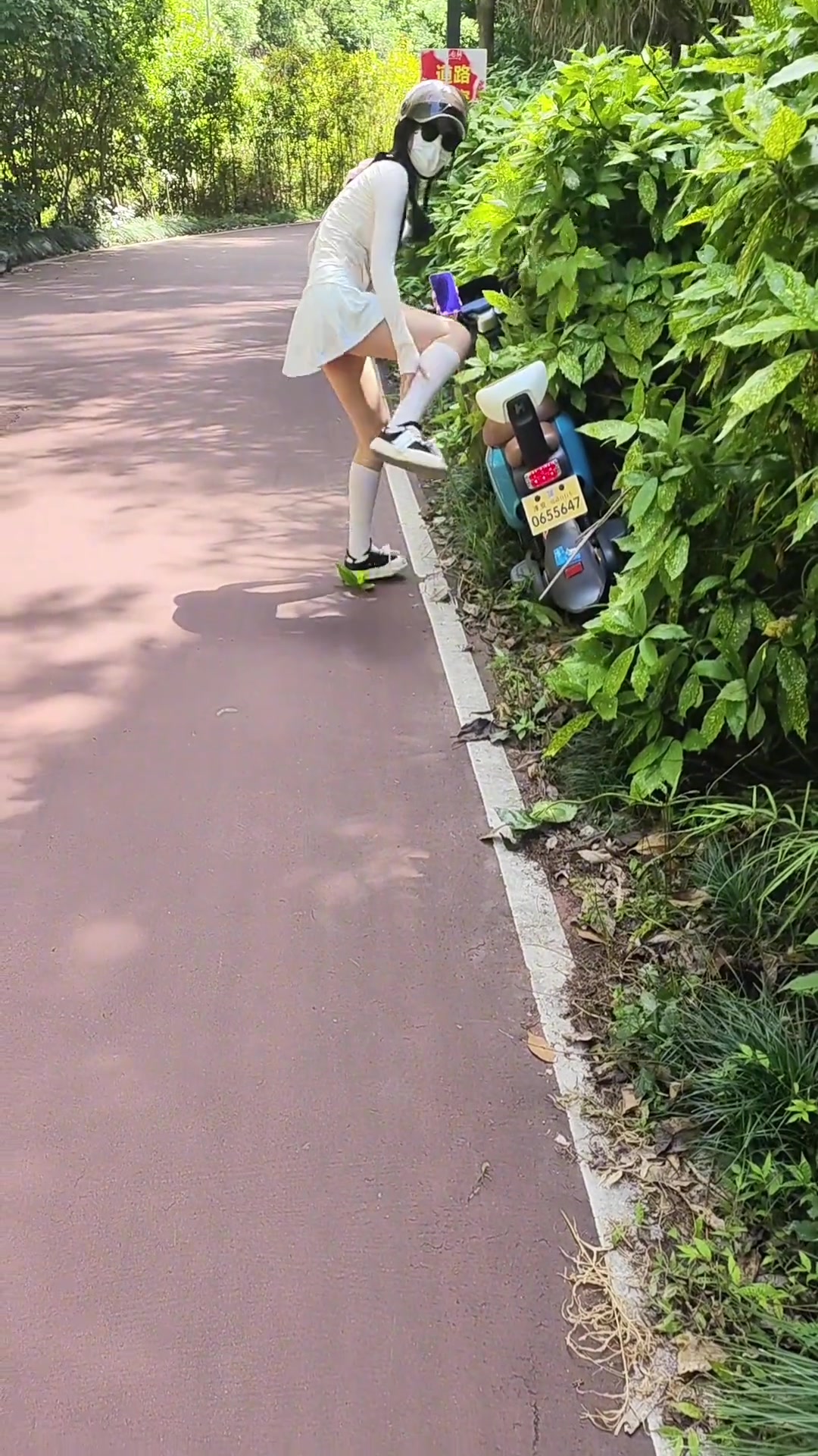 小姐姐都推车了，还能被车牵着走啊？？
