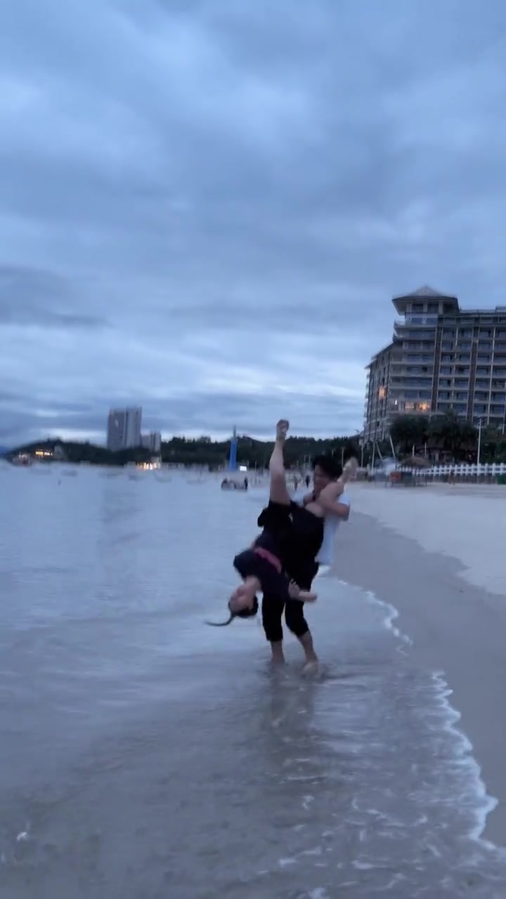 原本以为是幸福的一幕，结果翻身没有翻脸快