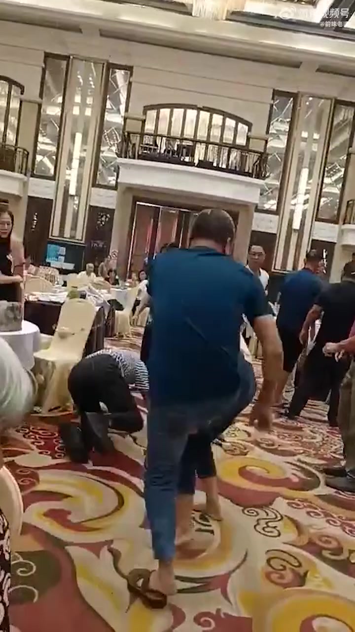 喝早茶抢座发生纠纷，打赢的才配坐下来喝早茶吗？？