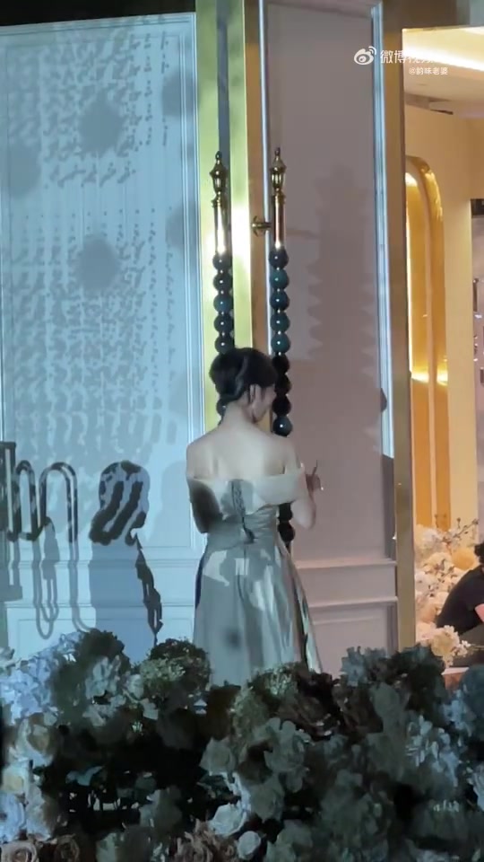 守门的伴娘抢镜了呀！！