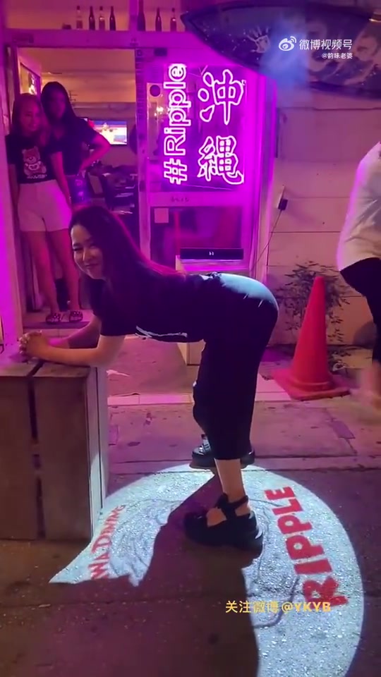 年轻人真会玩！这一下肯定很痛！！