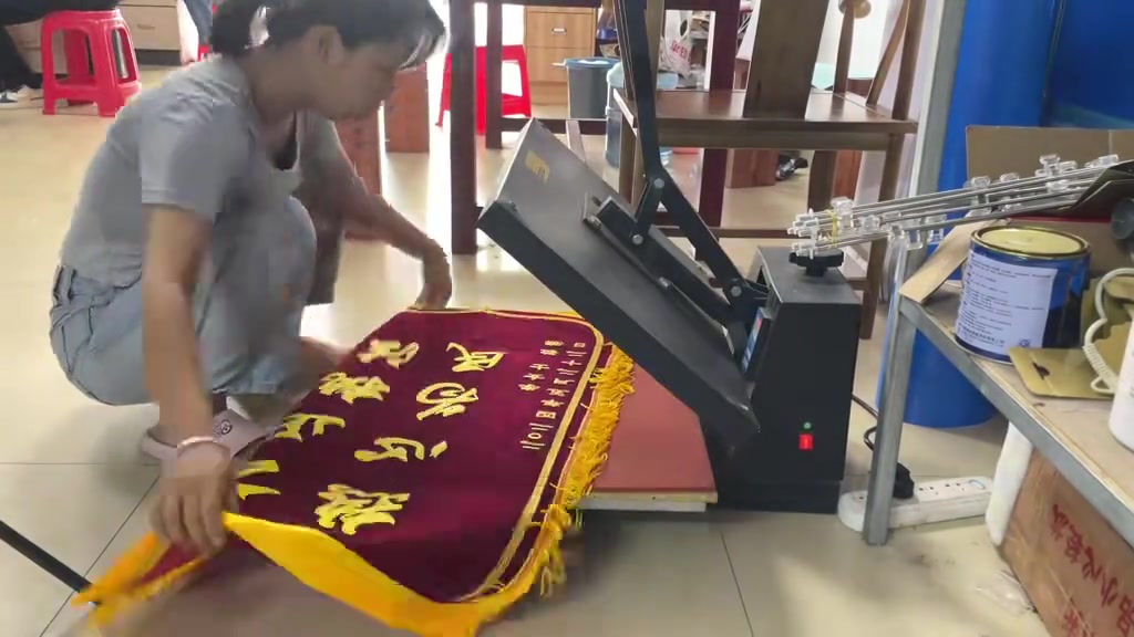 一直以为锦旗是绣上去的！原来是这样热转印上去的
