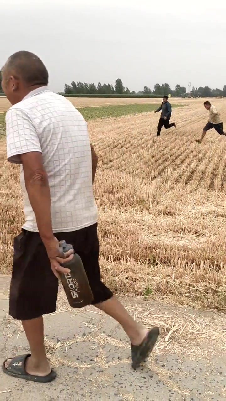 村里看到野生兔子，大伙齐上阵，结果比野鸡还难抓