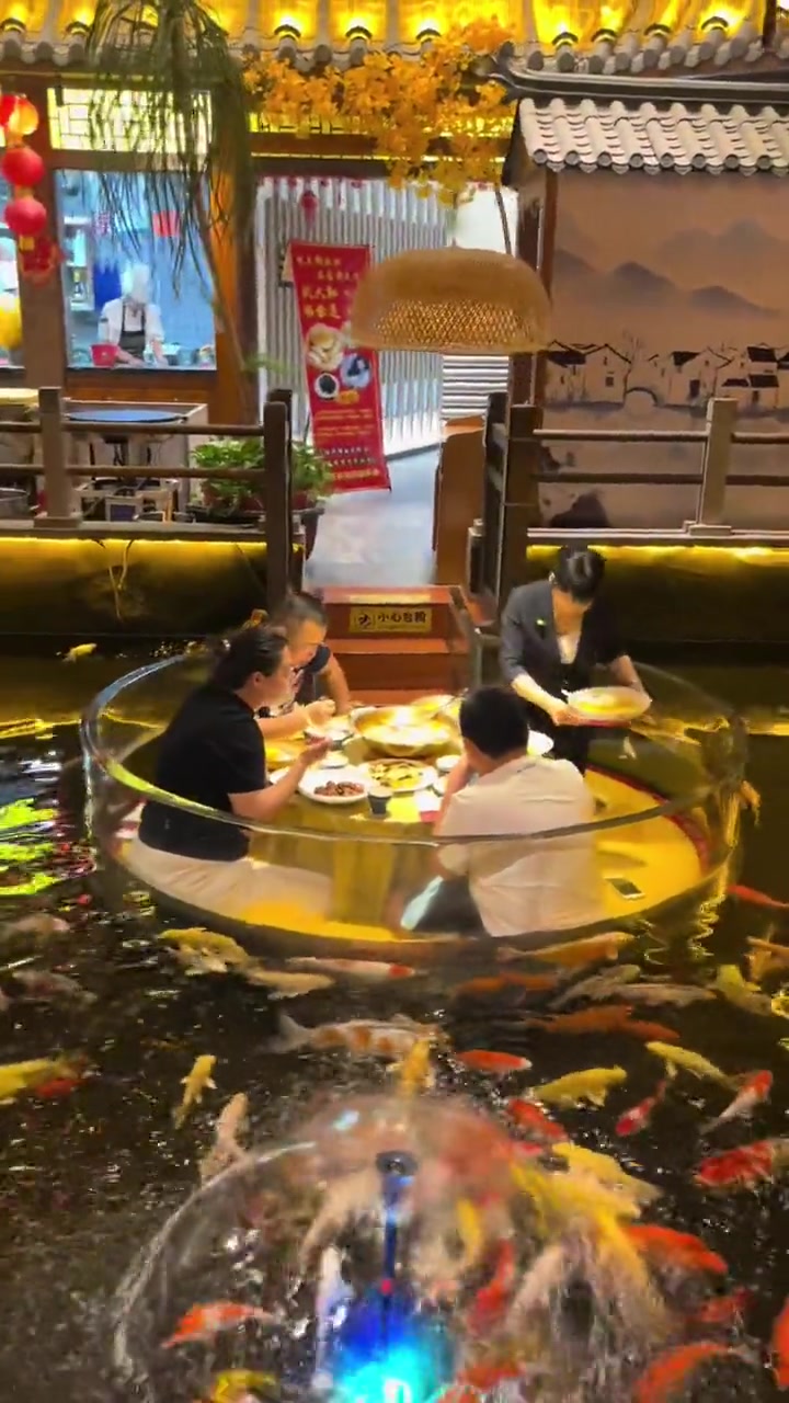 第一次来这个餐厅吃饭，请问旁边的鱼是给我自助的吗？