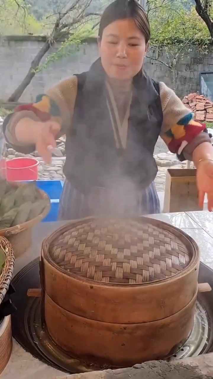 女子弄的刚出锅的粑米糕看起来太香了