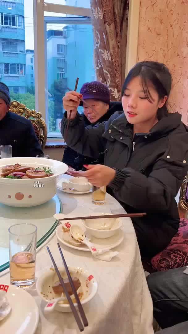 女子用实际行动告诉你餐厅里的菜有多“过度包装”