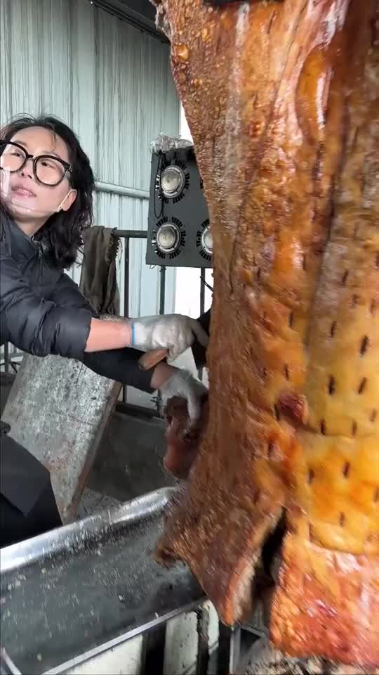 女子自家烤的烤肉，看起来味道确实很不错！丰腴多汁！
