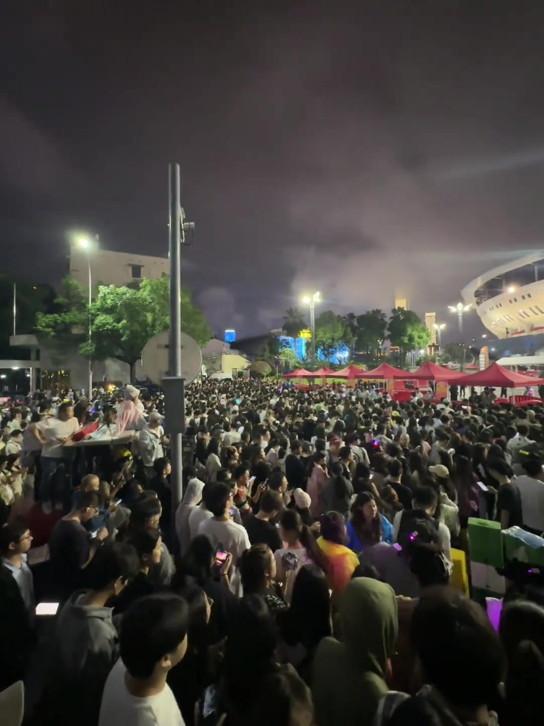 内场五万人外场五万人，华语乐坛应该只有他有这种牌面了吧
