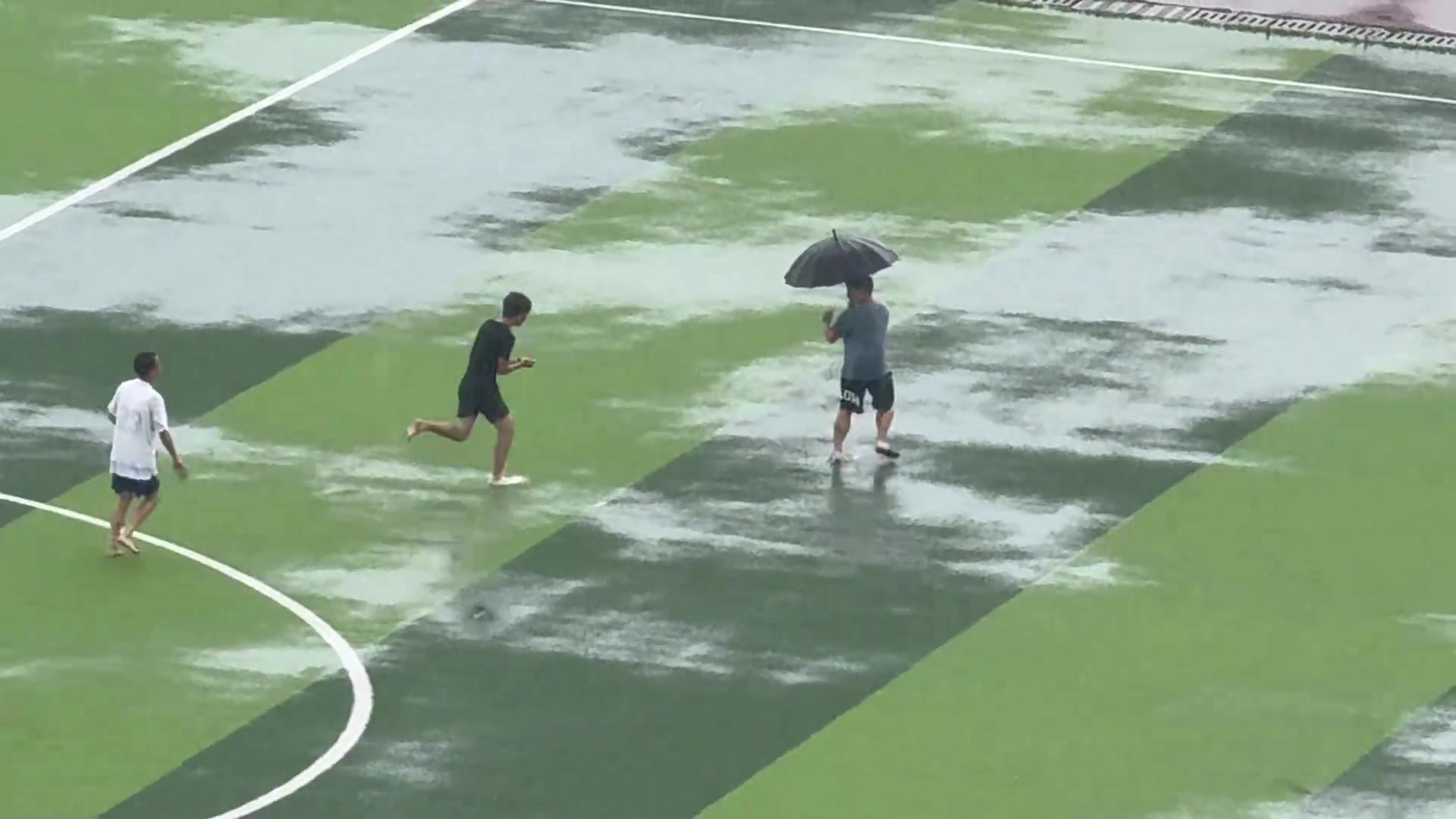 每个人的快乐各不相同，雨中的校园也可以很美好