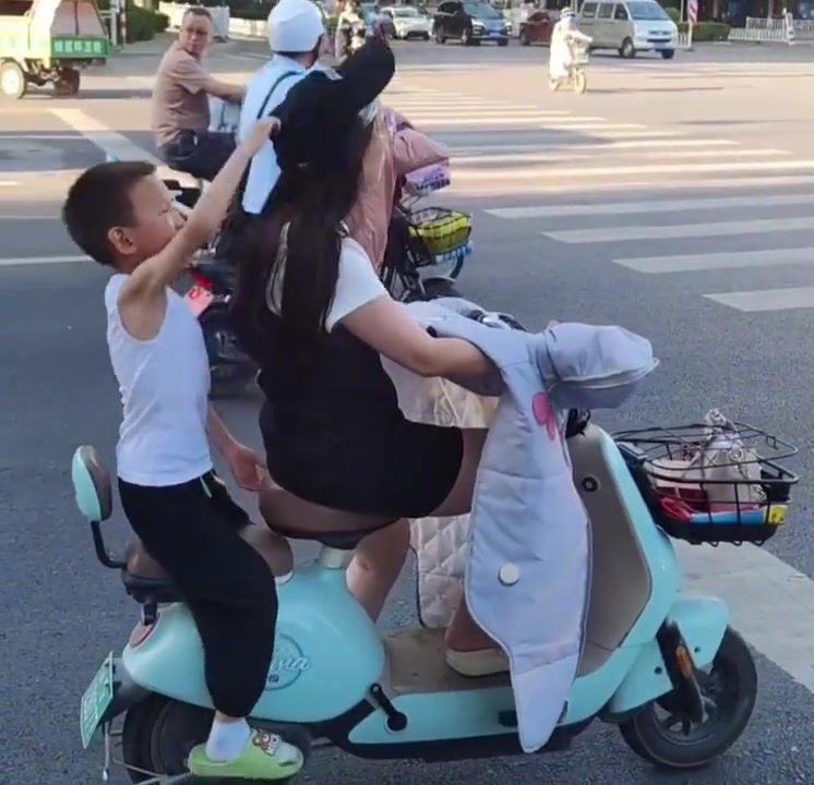独乐乐不如众乐乐、这么小就知道分享了