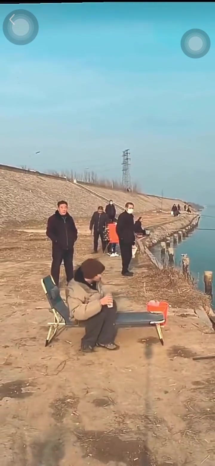 大爷：不愧是年轻人 钓个鱼还这么有节目