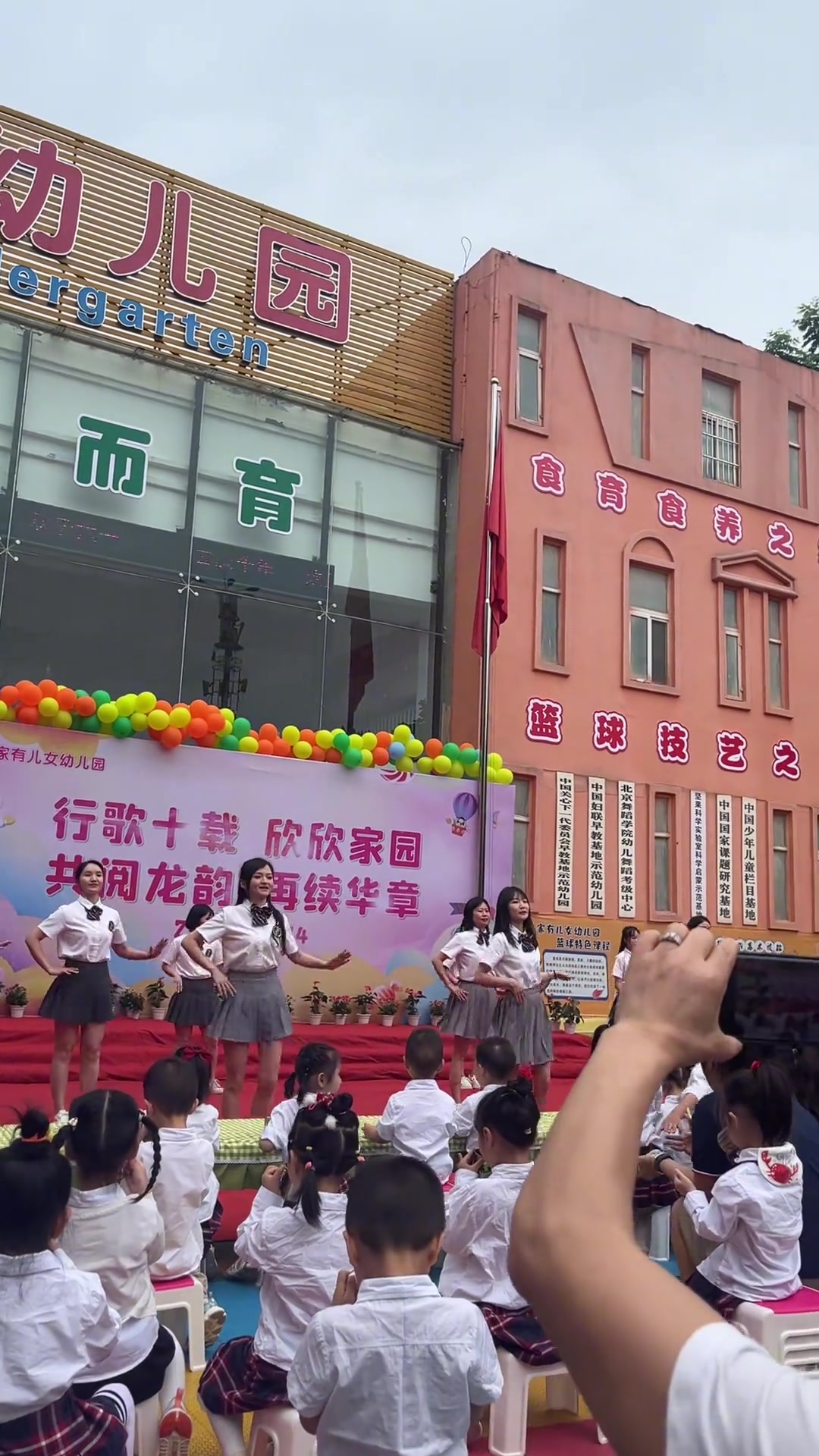 平时在公司当牛做马，还要抽空去学校当猴