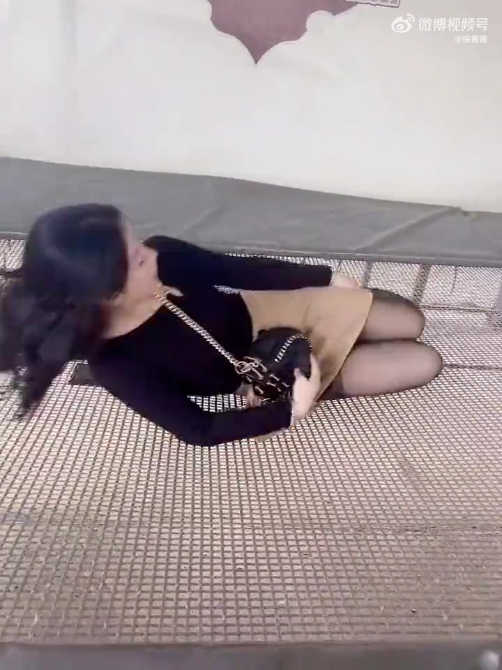 都这么大了，怎么还跟小孩子一起玩呢