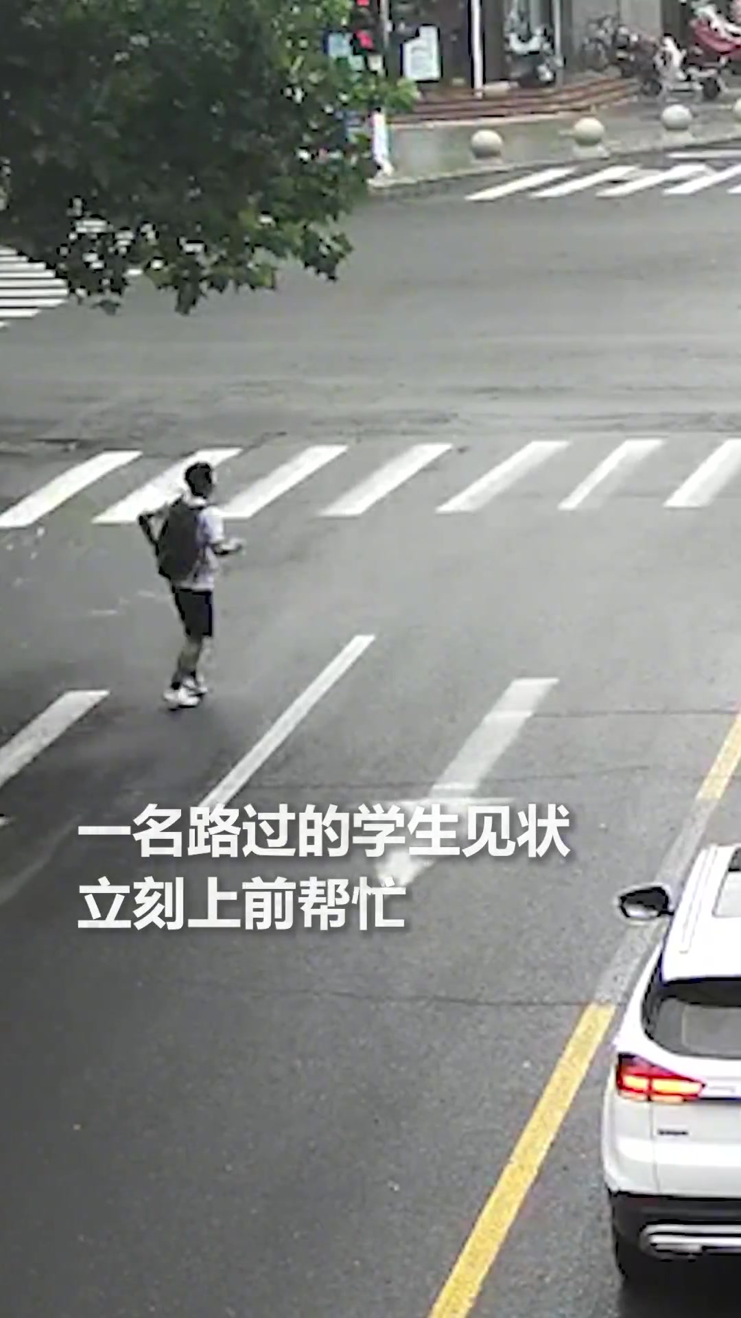 暖心一幕！汽车抛锚 两位少年帮司机推过路口