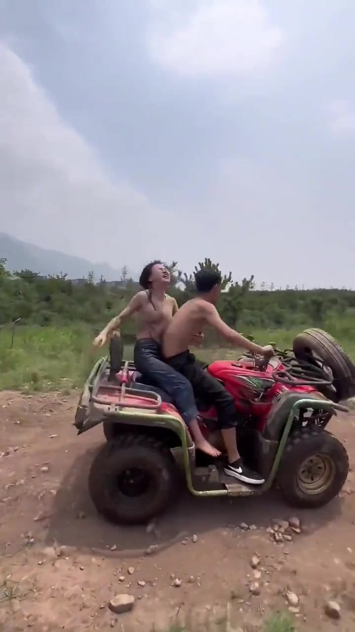 摇摇晃晃的，后面小姐姐都快吐出来了吧
