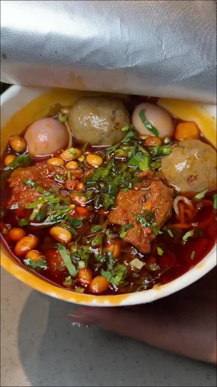 朋友在海底捞给我煮豪华红烧牛肉面