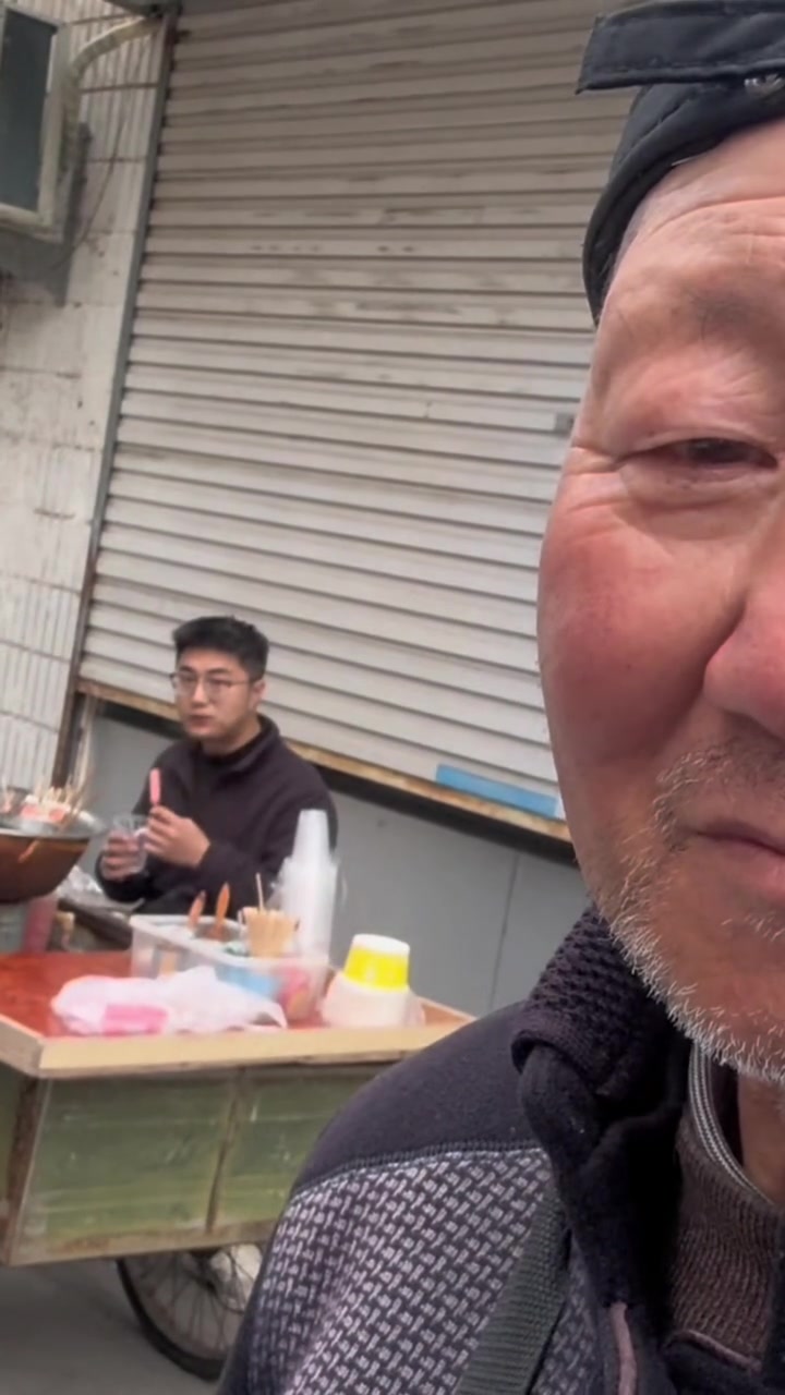 儿子帮爸爸看水煮肠摊位，就差自己吃完直接收摊回家了