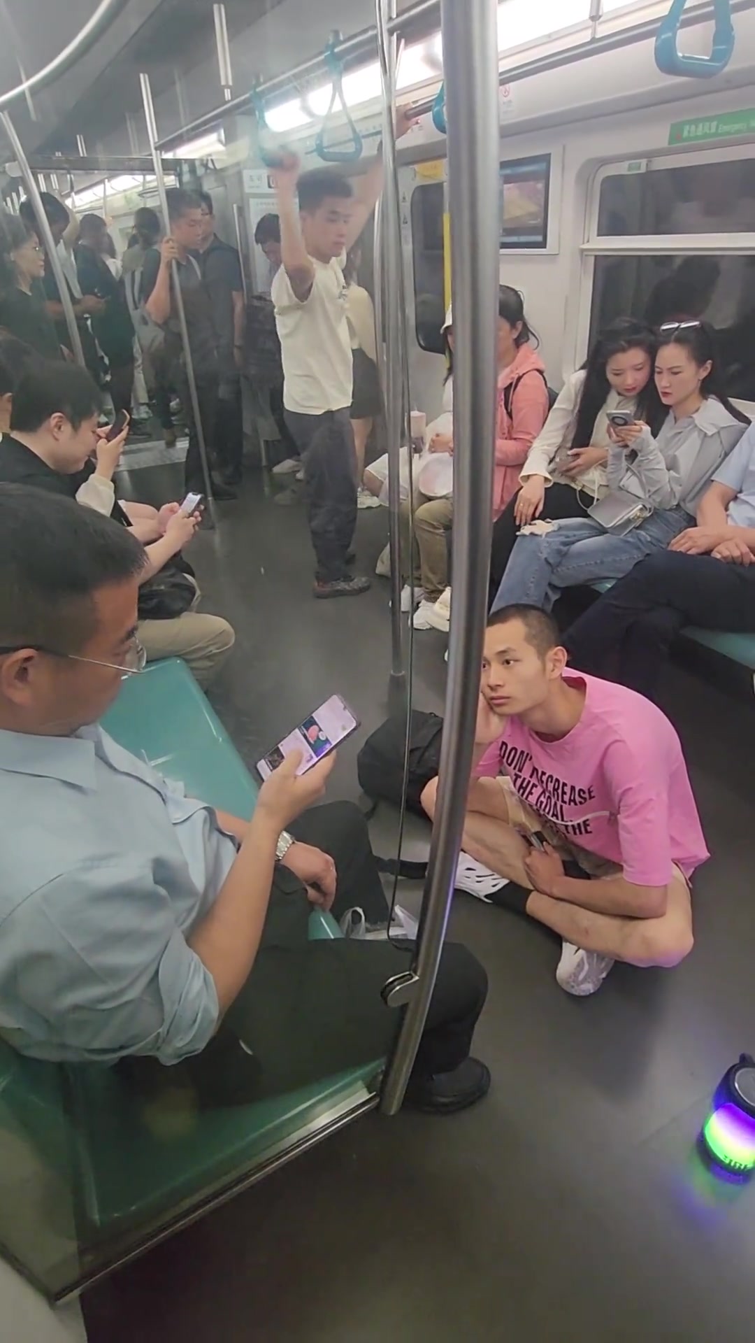 他就这么静静的盯了他一路。。。