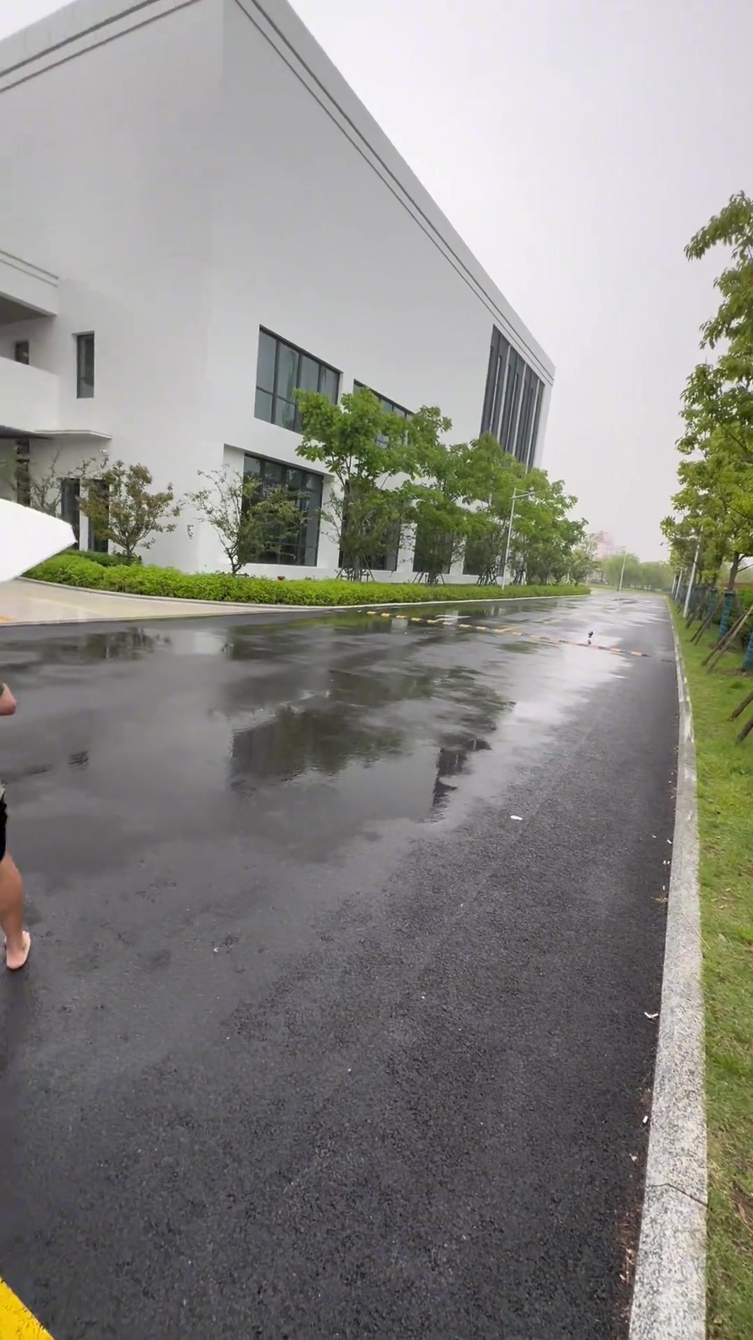 孩子们第一次看见下雨高兴坏了！