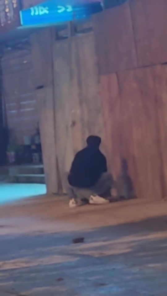 这两人在大街上干嘛呢？搂搂抱抱的