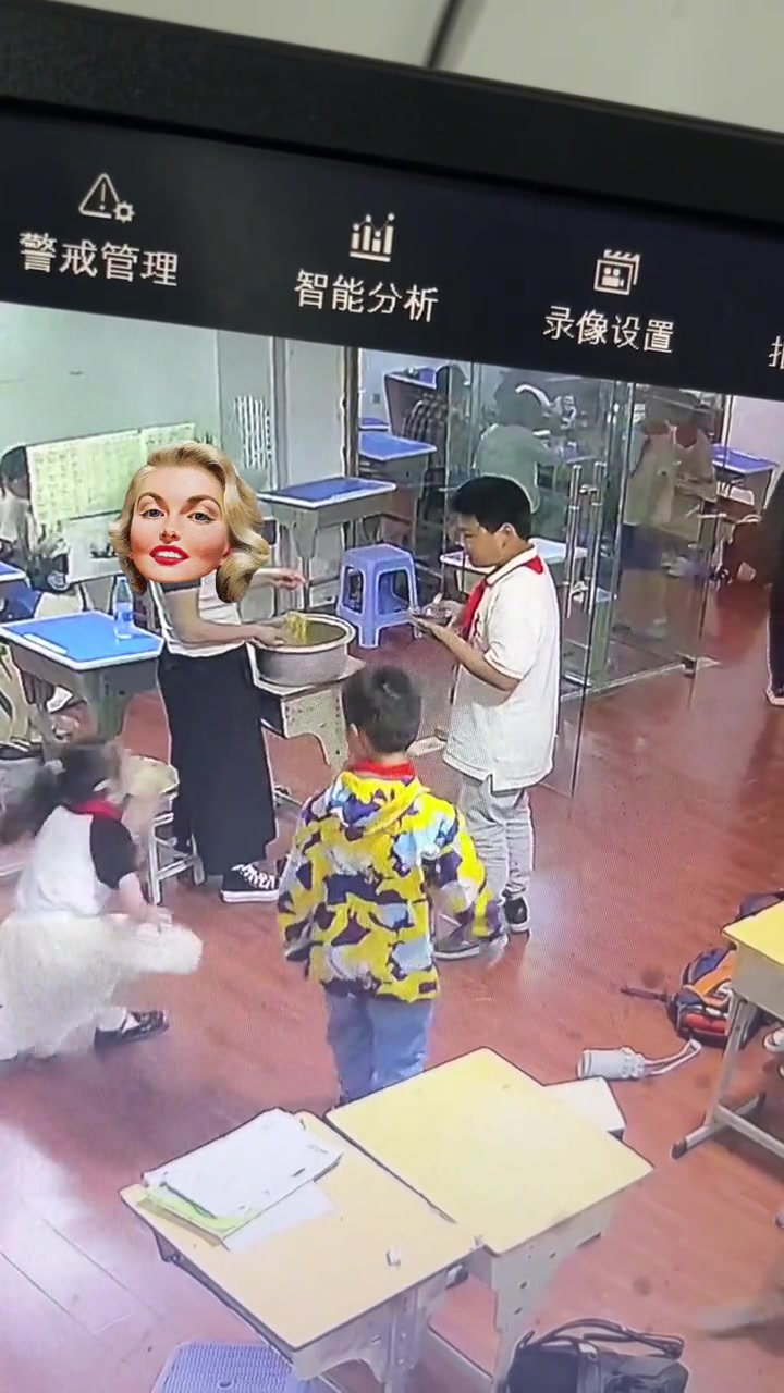 小男孩做错了啥，女孩要这样揍他