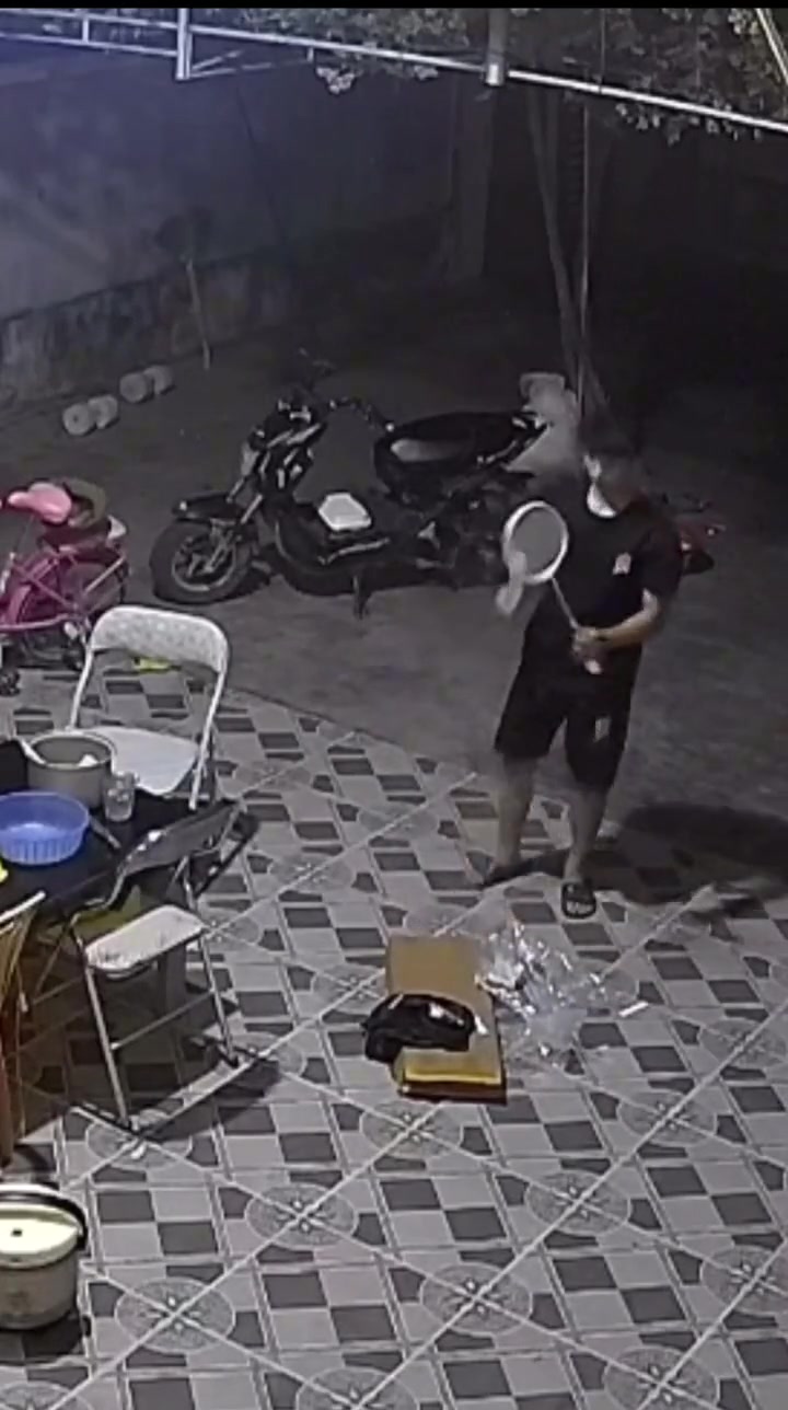 恭喜他获得了一个新的旧球拍