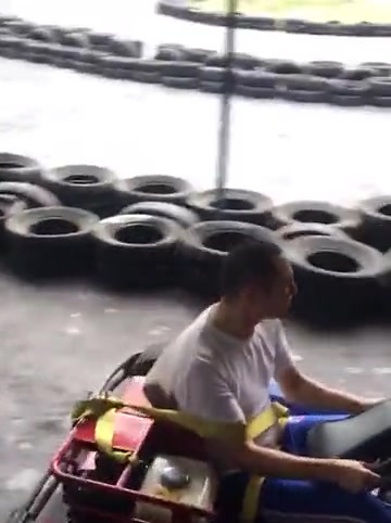 卡丁车硬是玩成了碰碰车，这冲击力很危险吧