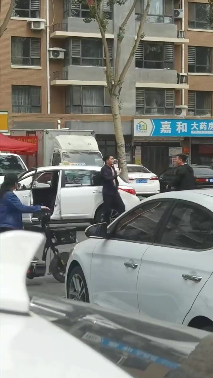 真贴心，打架还不忘提醒一下对方溜车了