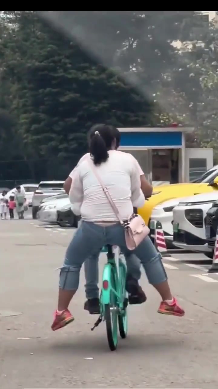这自行车是怎么坐下两个人的？